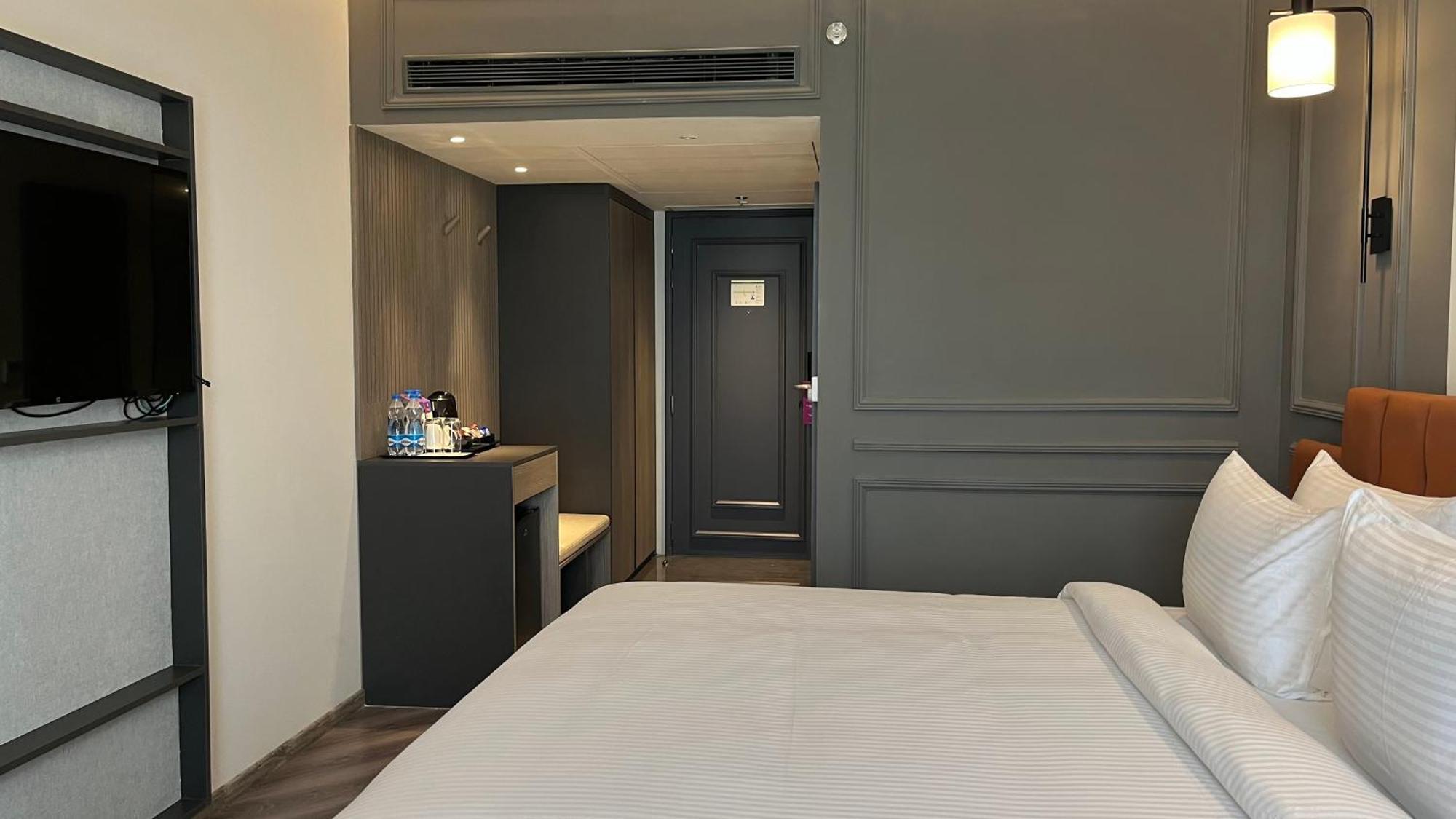 Ramada Encore By Wyndham Indore Nipania エクステリア 写真